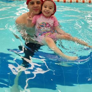 (CN) De 1 a 4 Años Con Adulto Responsable Dentro Del Agua